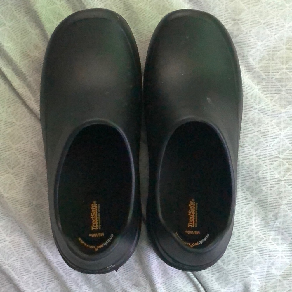 Tredsafe slip resistant comfy serving shoes.